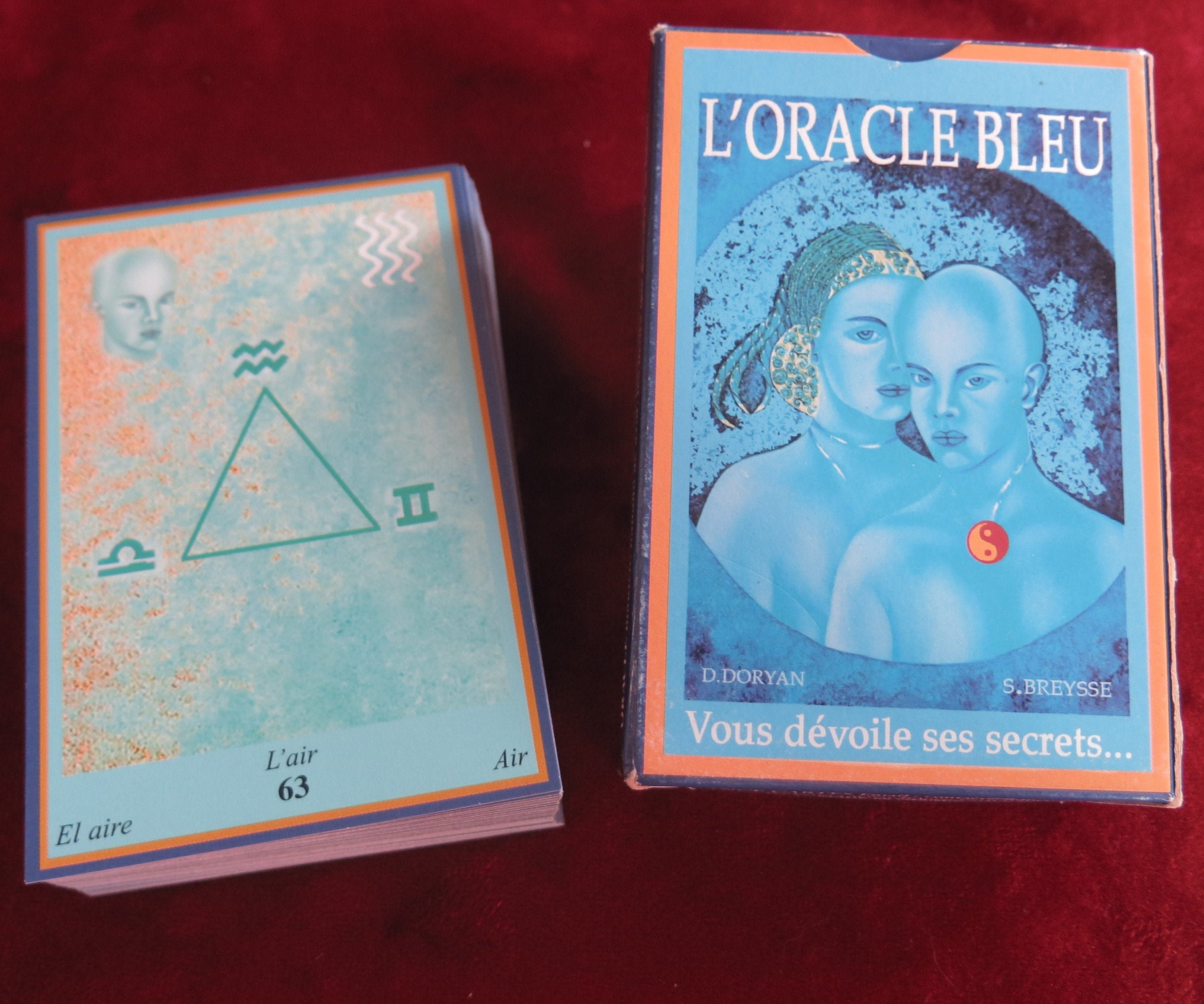 Triad Oracle Blue box Edition - English & French oracle - L'oracle de –  Antique Arcana