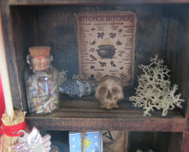 Étagère de sorcellerie à vendre - Étagère miniature de sorcière Vers.2, Balai de sorcière, tarot miniature | Cabinet de sorcellerie| Kit de démarrage miniature de sorcière | Kit miniature d’autel | Cabinet de sorcellerie