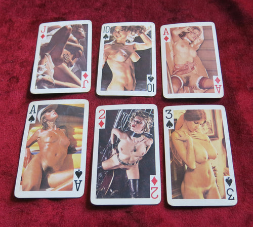 Femme nue jouant aux cartes, lèvres des années 60